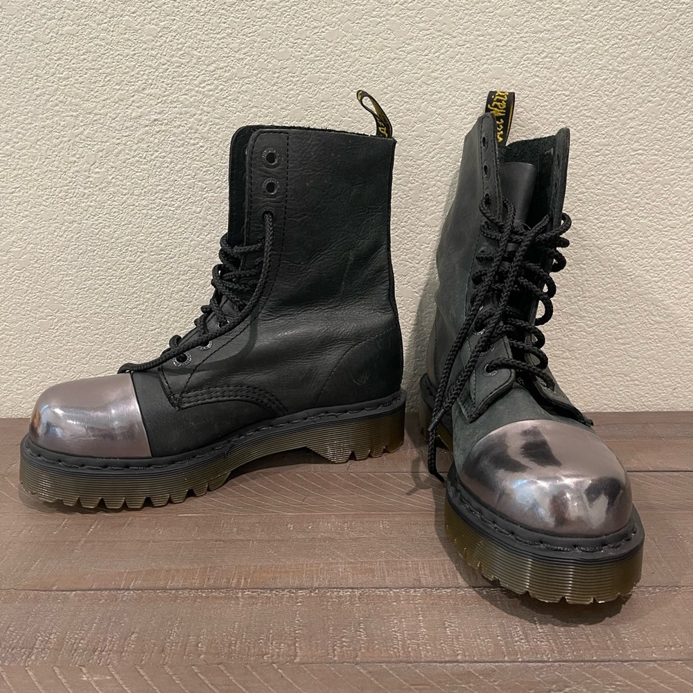 Black leather Dr. Martens lace up boot size 7L